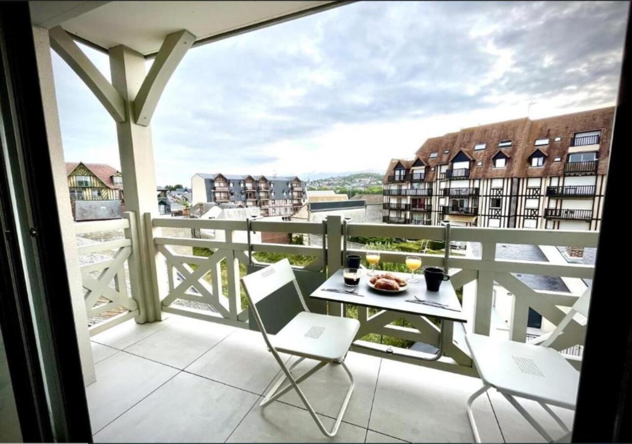 Апартаменты Sejour Authentique - Balcon, Parking & Wifi Ultra-Rapide Довиль Экстерьер фото